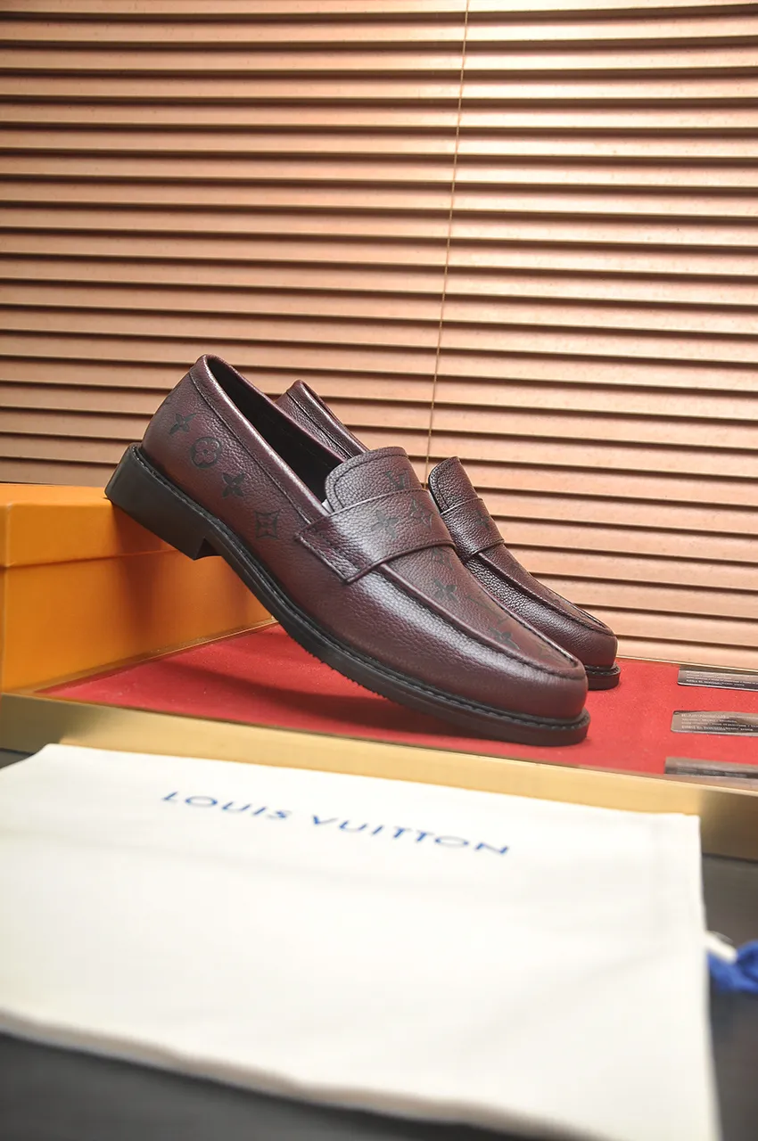 Men's men's shoes 💰460💶 [LV] (all high-end sheep lining) 🍀LV's latest genuine leather business suit shoes are launched simultaneously on the official website. The first-layer cowhide imported from Italy is made of heavy gold, 💥official website 1:1 rubber outsole. Versatile to wear, high-end without losing class, and the color combination is extraordinary. This four-season style is alluring when worn on your feet, showing off your big-name flair. Standard code 38-45 (45 customized)